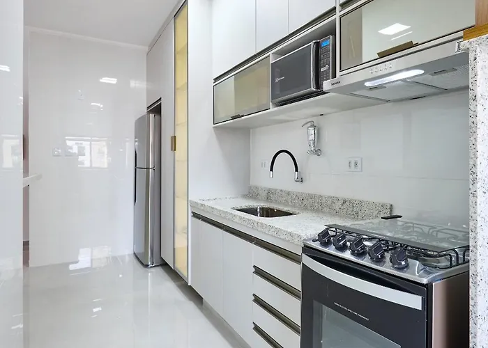 Apartamento espaçoso com ar condicionado e Wi-fi, a 100 metros da praia - Edifício Estoril